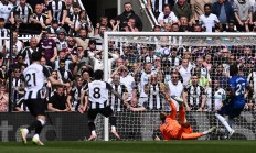 九游娱乐教练-阿森纳门将出色守门，助球队主场击败纽卡斯尔