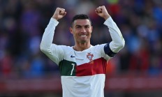 九游娱乐培训-冰岛队球员表现出色，逆转胜利领跑