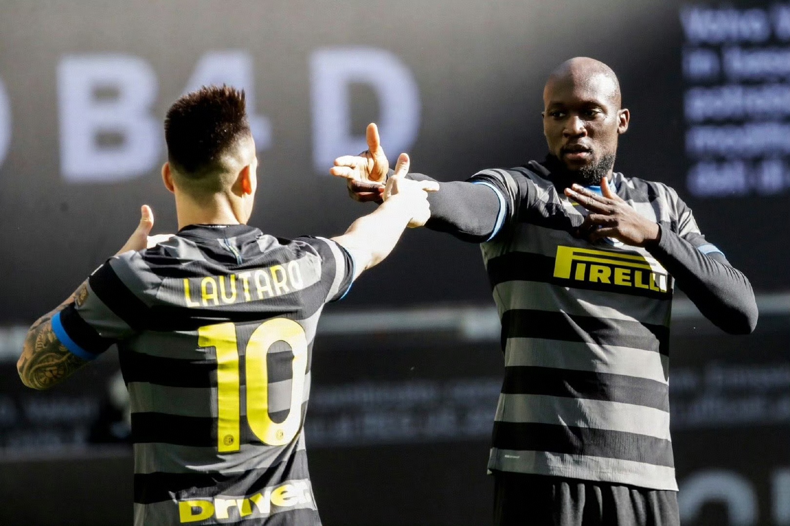 意甲球队球员集体亮相慈善赛事,为公益尽力 意甲球队球员集体亮相慈善赛事,为公益尽力