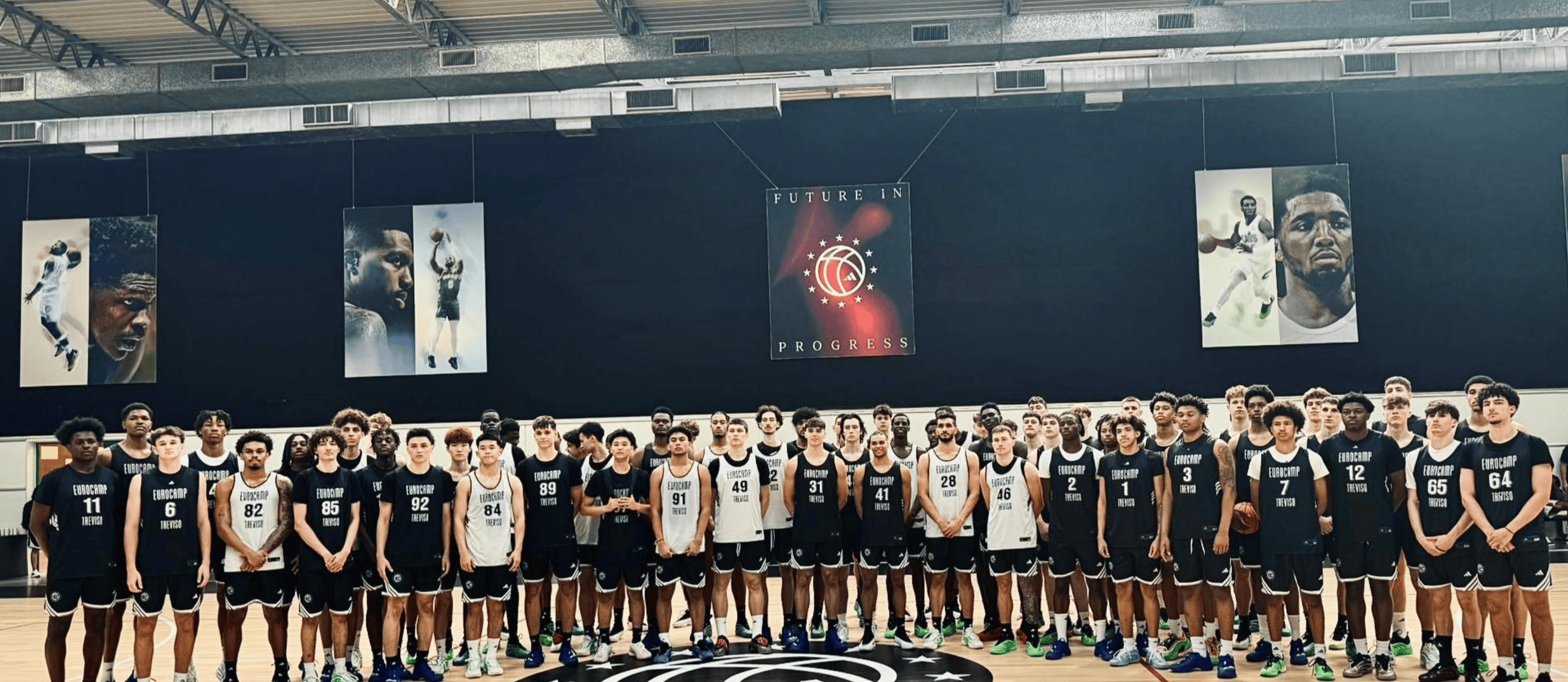 关于球星篮球教练开设全球巡回训练营，吸引球迷参加的信息