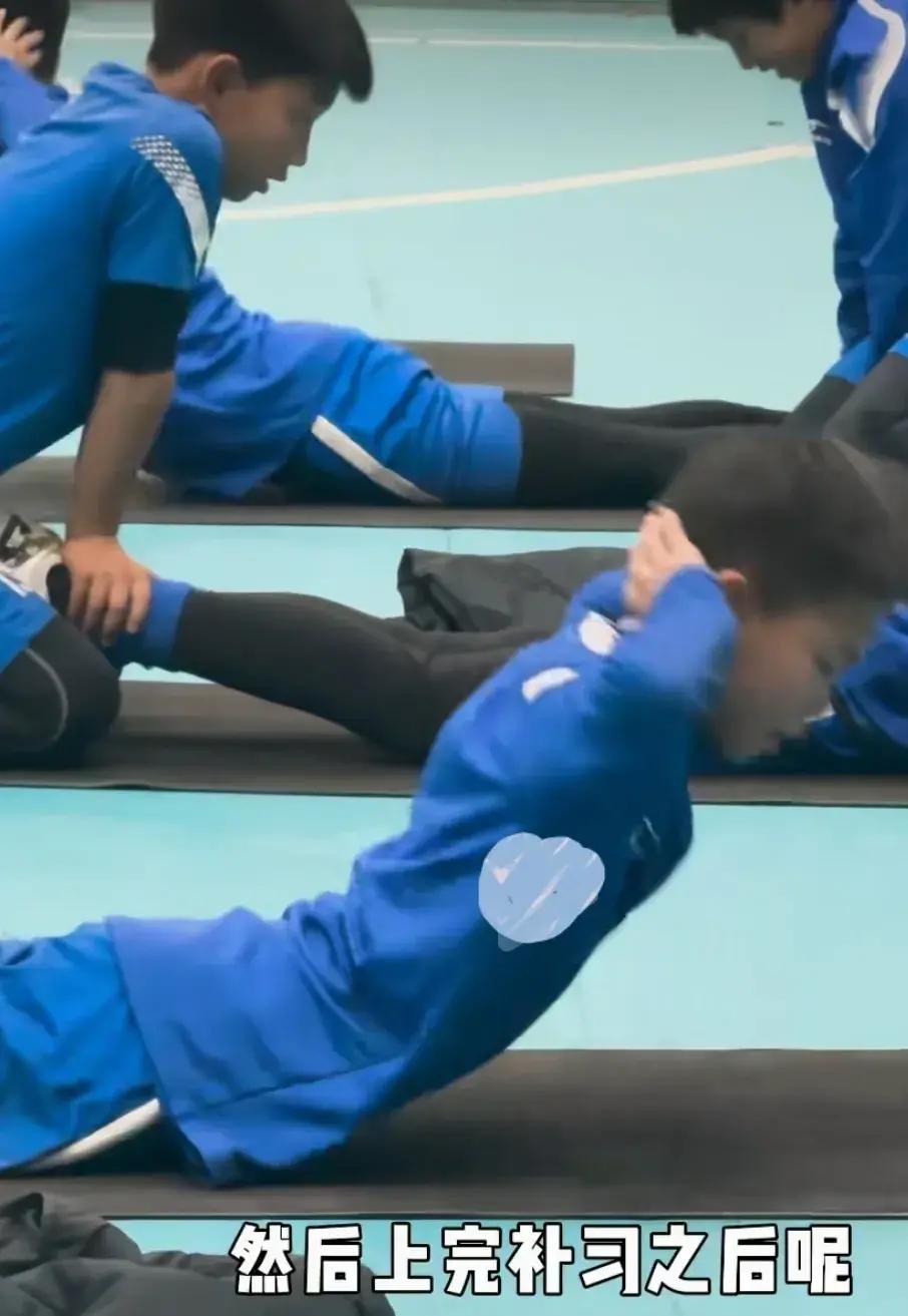 包含热血球场，球员们挥汗如雨，全力拼搏的词条