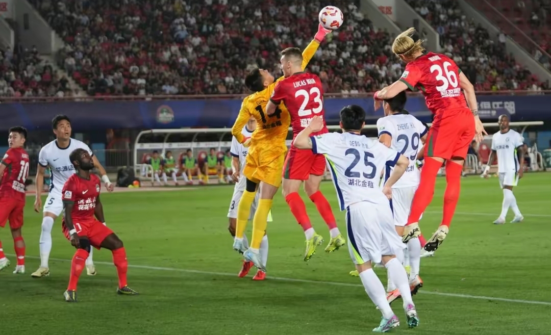 新的一轮比赛引发球迷期待,场上对决激烈的简单介绍 新的一轮比赛引发球迷期待,场上对决激烈的简单介绍