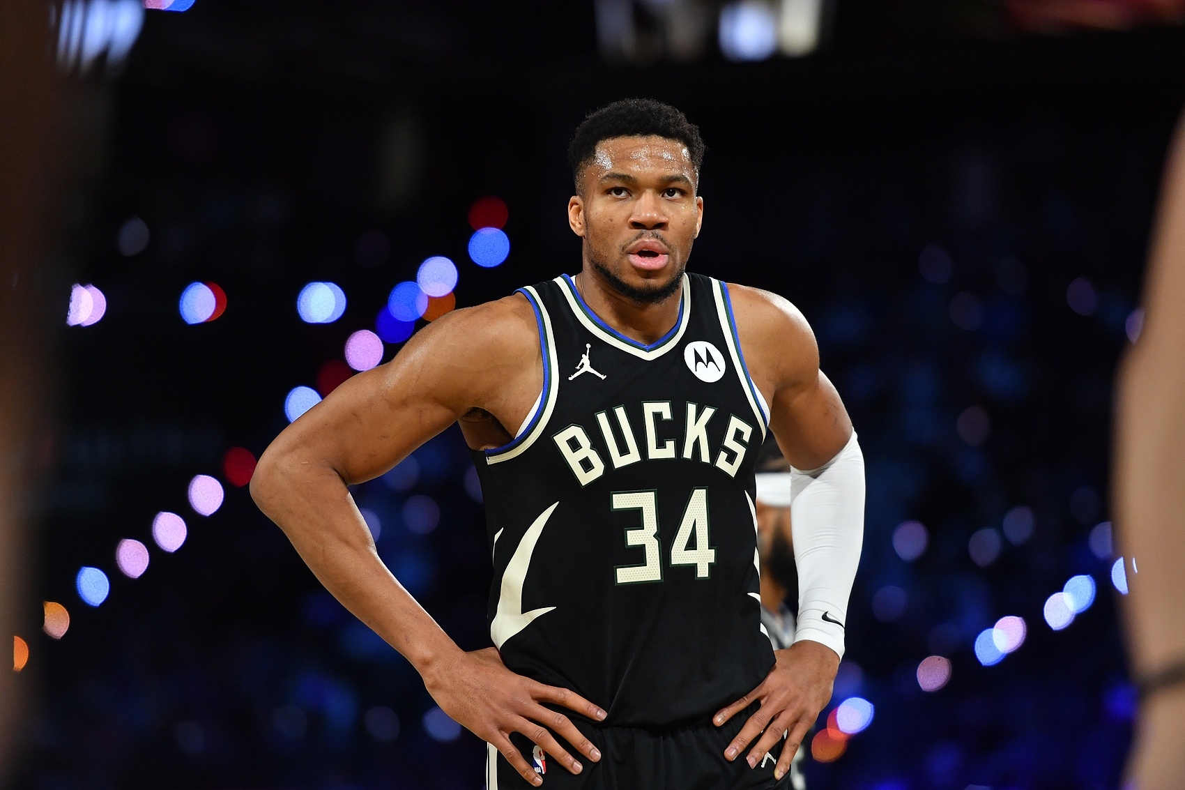 雄鹿横扫开拓者，豪取七连胜