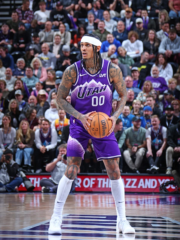 爵士击败活塞，继续保持领先地位