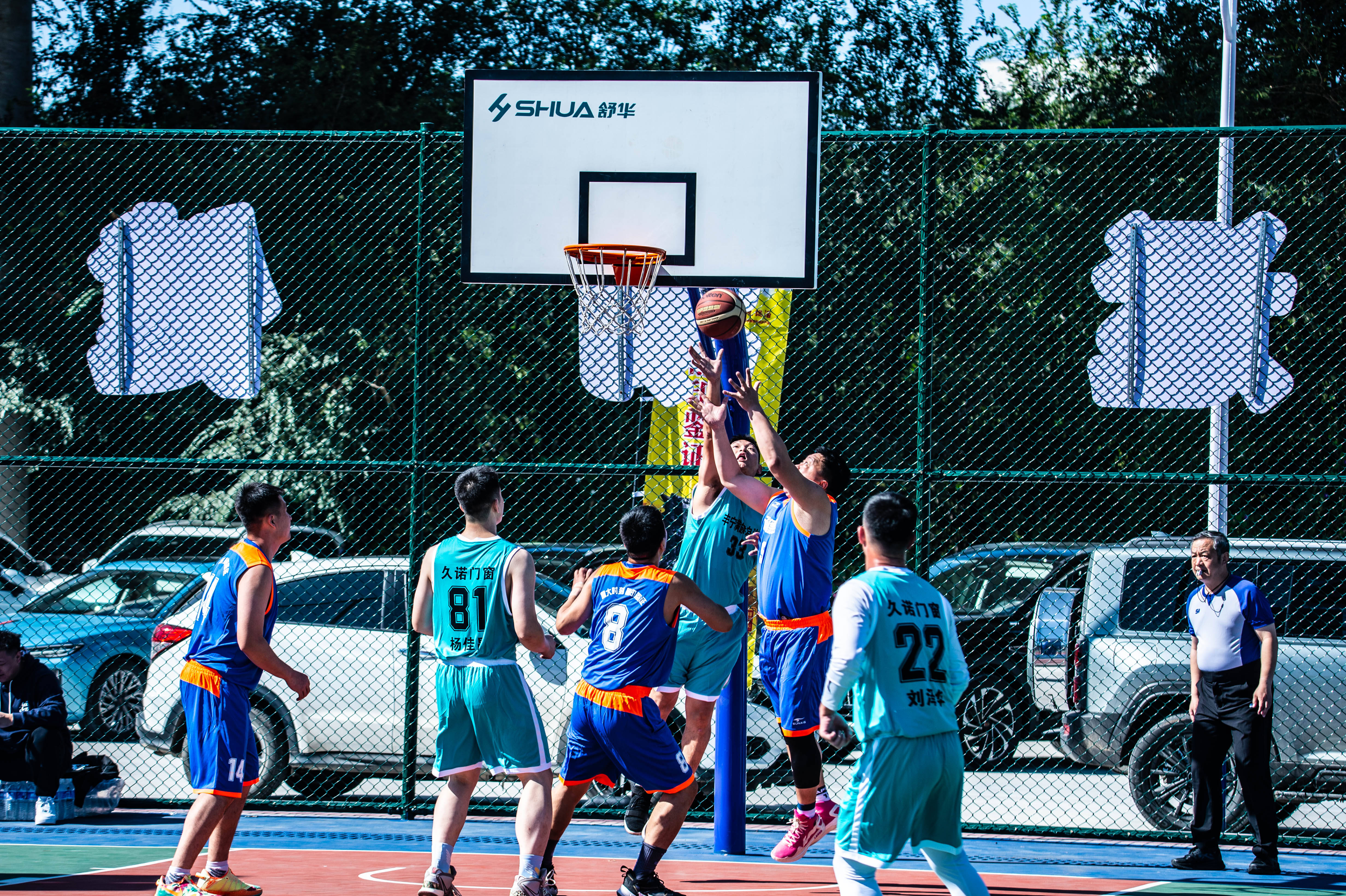 篮球比赛精彩瞬间引领球迷热情的简单介绍