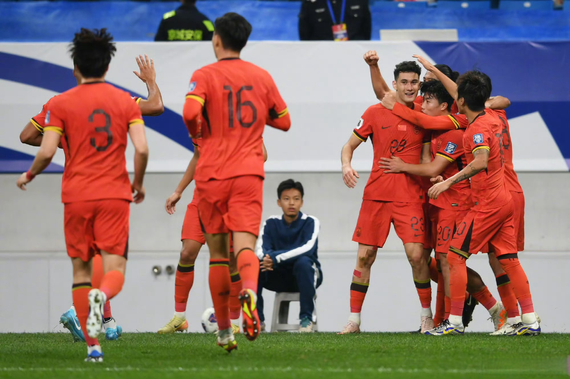 国内足球赛事备受关注，球队竞争激烈