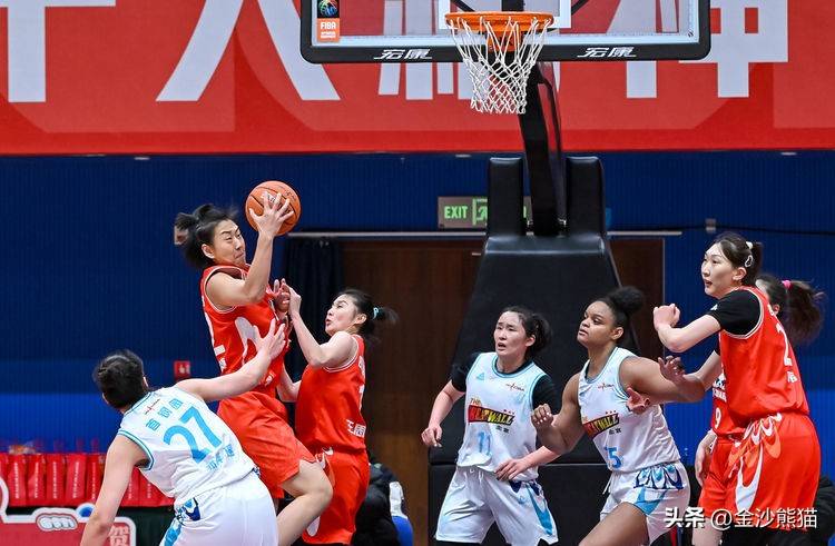 北京女篮大胜四川女篮，双方激战