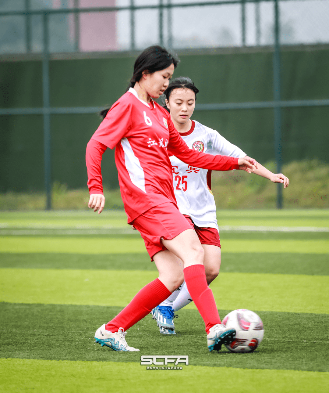 女子足球赛场上的飒爽英姿
